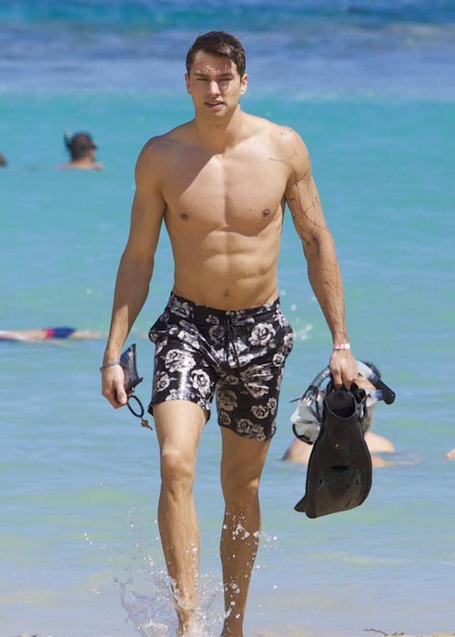 Pierson Fode shirtless på Hawaii