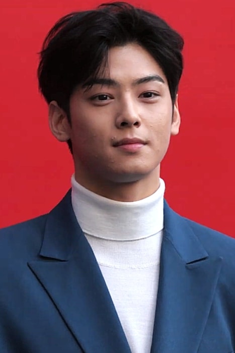 Cha Eun-woo set, mens han deltog i 2019 Spring Spring Hera Seoul Fashion Week den 19. oktober 2018