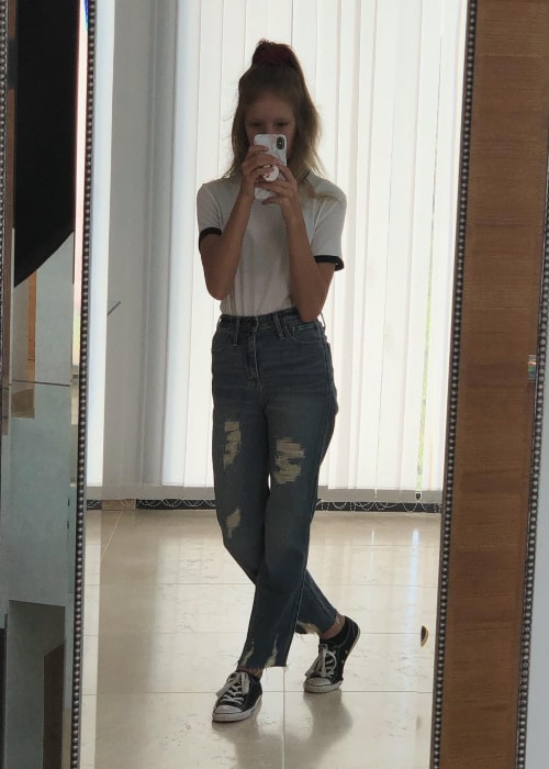 KarinaOMG set i en selfie taget i marts 2019