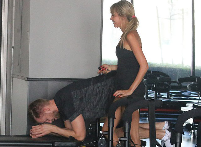 Calvin Harris under en pilates-session med personlig træner i LA