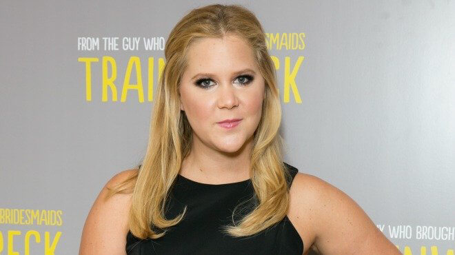 Amy Schumer, mens hun promoverede togbrud