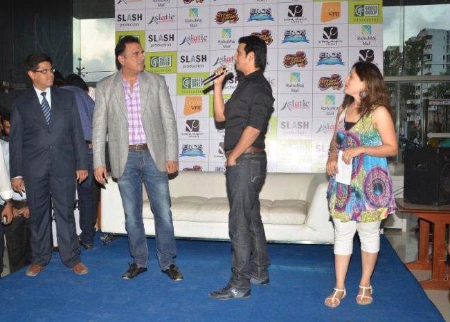 Boman Irani (i grå frakke) og Sharman Joshi promoverer deres film