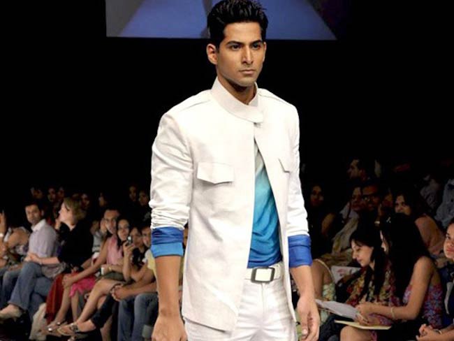 Vivan Bhatena počas prechádzky po rampe na Lakme Fashion Week 2010 pre návrhára Riyaza Gangjiho