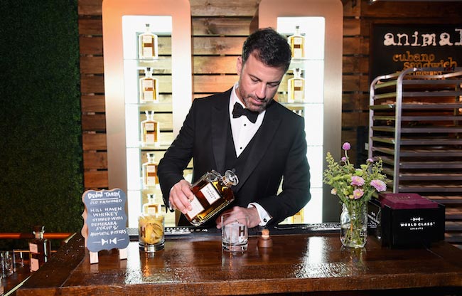 Jimmy Kimmel hælder alkohol i glasset