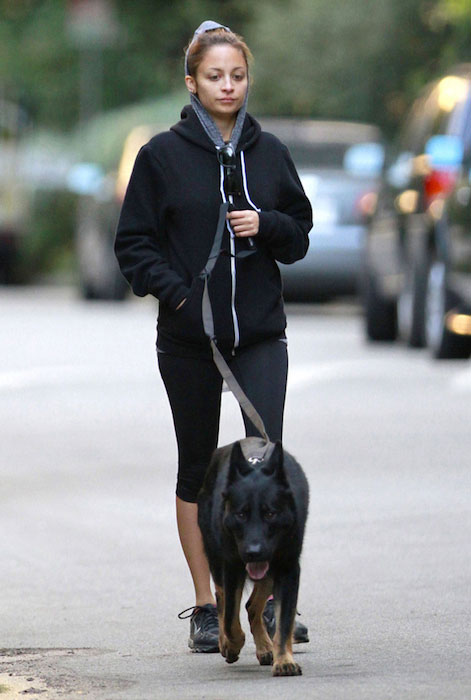 Nicole Richie går tur med sin hund Iro