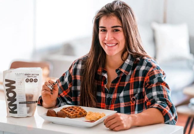 Η Lauren Fisher τρώει μάφιν και βάφλες ως πρωινό τον Νοέμβριο του 2018