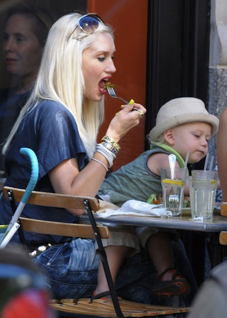 Η Gwen Stefani τρώει σαλάτα