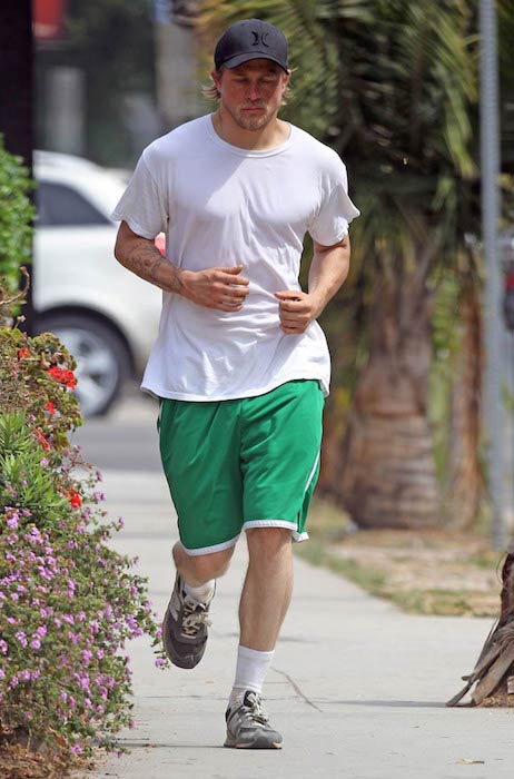 Ο Charlie Hunnam πηγαίνει για τρέξιμο σε εξωτερικούς χώρους