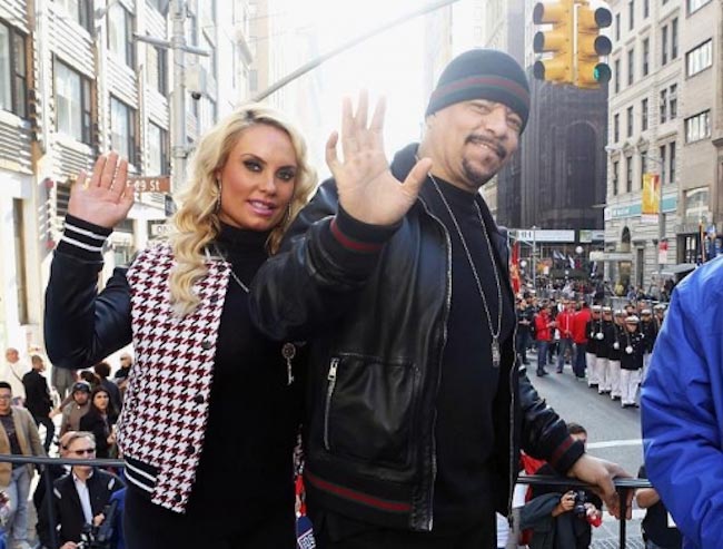 Η Coco Austin και η Ice-T at America χαιρετούν τους τετράποδους στρατιωτικούς ήρωες κατά τη διάρκεια της παρέλασης για την ημέρα των βετεράνων του 2014 στις 11 Νοεμβρίου 2014 στη Νέα Υόρκη