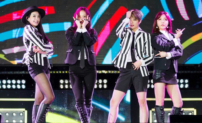 f (x) medlemmer Victoria, Krystal, Amber og Luna avbildet mens de opptrådte på Jeju K-pop Festival i oktober 2015