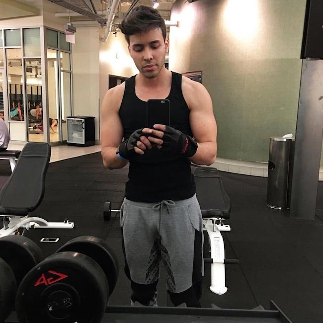 Prince Royce gym selfie