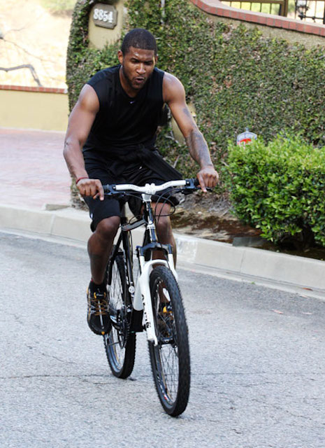 Usher jazda na bicykli