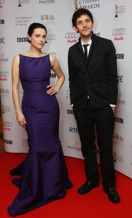 Katie McGrath poikaystävänsä Colin Morganin kanssa palkintojenjakotilaisuudessa Iso -Britanniassa