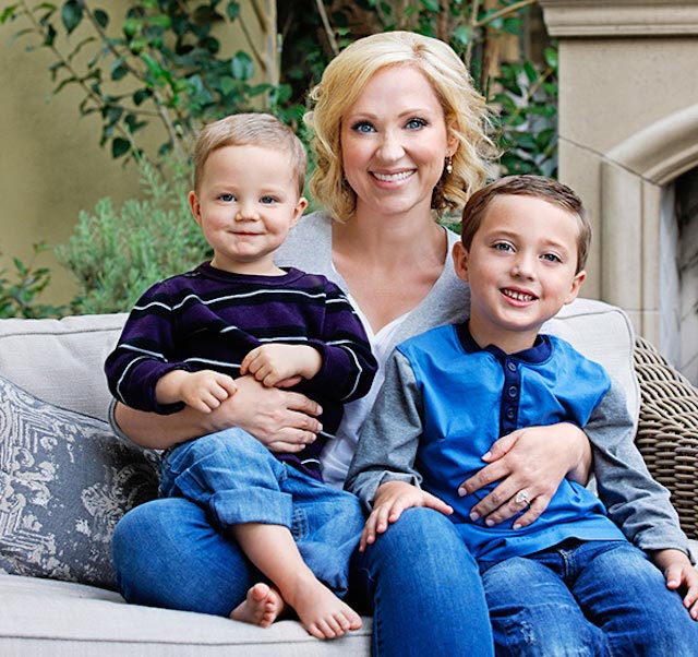 Leigh-Allyn Baker med sine 2 børn