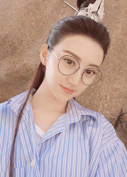 Jing Tian iført briller i en selfie i juni 2017