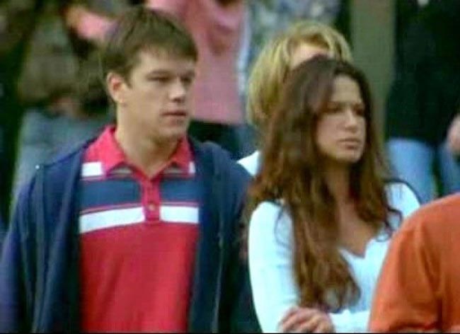 Η Rhona Mitra και ο Matt Damon σε ένα πλάνο από την ταινία του 2003 "Stuck on You".