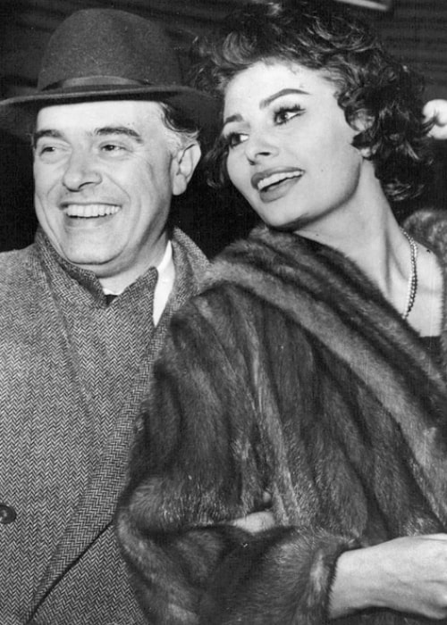 Η Sophia Loren όπως φαίνεται σε μια φωτογραφία με τον σύζυγό της Carlo Pinto που τραβήχτηκε τον Ιανουάριο του 1958