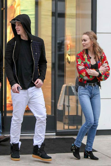 Lily-Rose Depp og Ash Stymest forlader Chanel-butikken i Beverly Hills i januar 2017