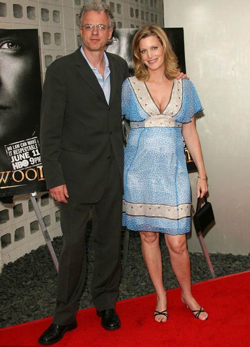 Anna Gunn ja Alastair Duncan Deadwood -kauden ensi -illassa heinäkuussa 2006