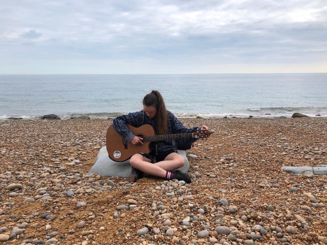 Bella Ramsey afbilledet på Eypemouth Beach i 2019