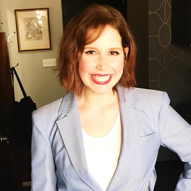 Vanessa Bayer set som smilende til et billede i marts 2018