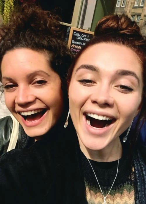 Florence Pugh (højre) og Arabella Vox i en selfie i august 2017