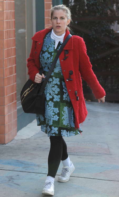 Anna Chlumsky i blomstret kjole ude i Beverly Hills i januar 2016