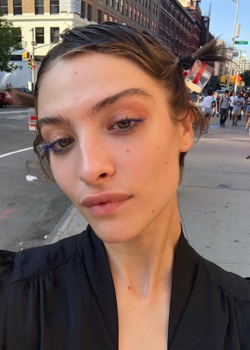 Lera Abova set i en selfie, der blev taget i New York City, New York i maj 2018