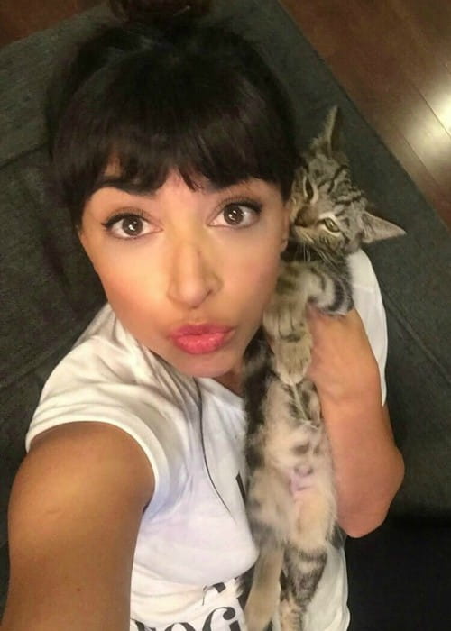 Hannah Simone i en selfie med sin kat i november 2017