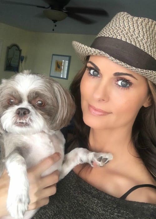 Karen McDougal med sin hund set i maj 2018