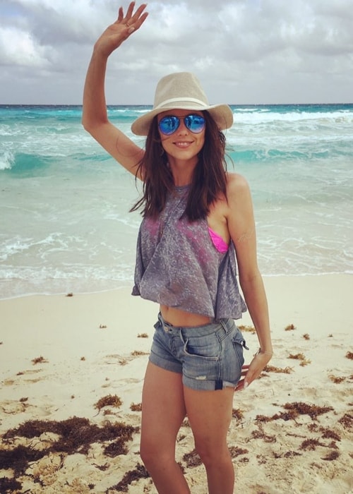 Riley Voelkel poserer på en strand i maj 2017