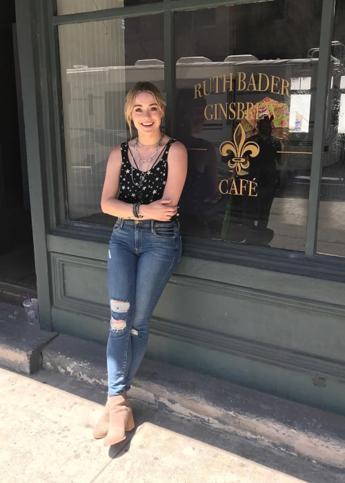 Hannah Kasulka som set på et billede taget foran en Ruth Bader Ginsbrew Cafe i juni 2017