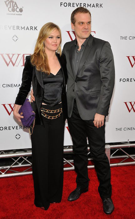 Julia Stiles og David Harbour deltager i The Weinstein Company med The Cinema Society & Forevermark premiere på 'W.E.' på Ziegfeld -teatret.