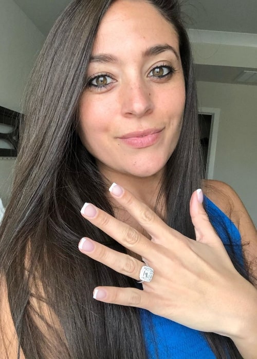 Sammi Giancola set, mens hun tog en selfie og viste sin ring i januar 2020