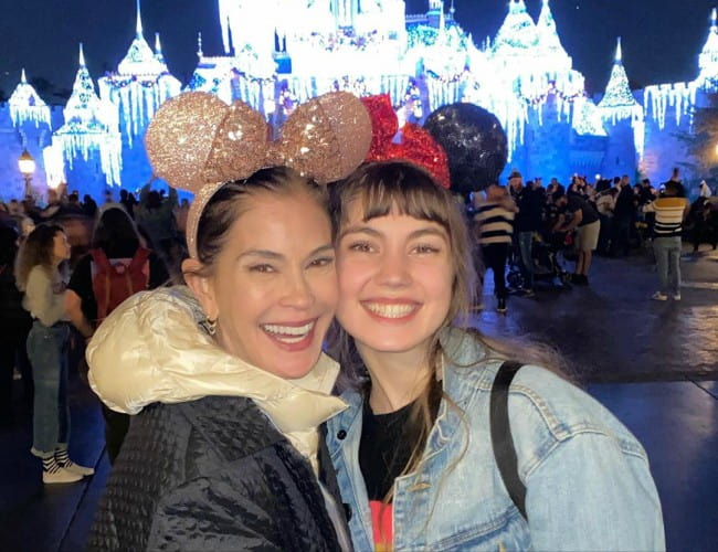 Teri Hatcher (Venstre) med datteren, sett i januar 2020