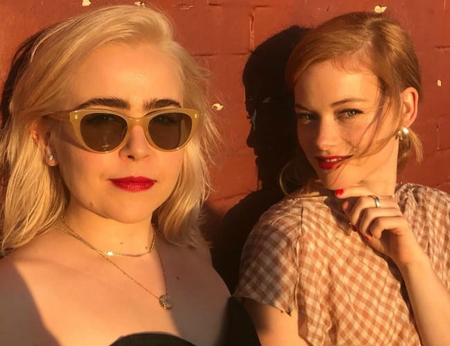 Jane Levy (oikealla) ja Mae Whitman selfiessä huhtikuussa 2018