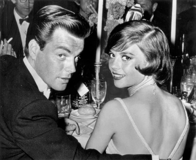 Η Natalie Wood χαμογελάει για μια φωτογραφία μαζί με τον σύζυγό της Robert Wagner στο δείπνο των Όσκαρ το 1960