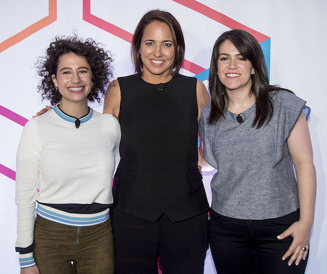 Marie Clairen päätoimittaja Anne Fulenwider (keskellä) haastatteli Abbi Jacobsonia ja Ilana Glazeria (vasemmalla) Internet-viikolla New Yorkissa toukokuussa 2015