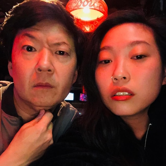 Η Awkwafina όπως φαίνεται με τον Ken Jeong τον Απρίλιο του 2018