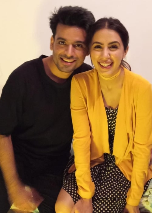 Swati Kapoor hymyilee kuvaan Anuj Sikrin rinnalla joulukuussa 2018