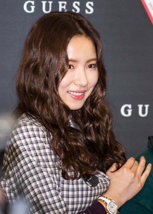 Shin Se-kyung nähtynä hymyillen eräässä tapahtumassa maaliskuussa 2015