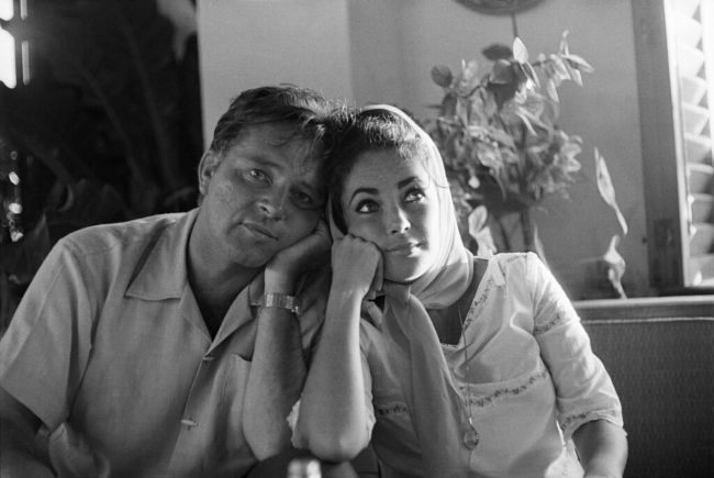 Η Ελίζαμπεθ και ο Ρίτσαρντ Μπάρτον φωτογραφήθηκαν μαζί στο Μεξικό τον Δεκέμβριο του 1963