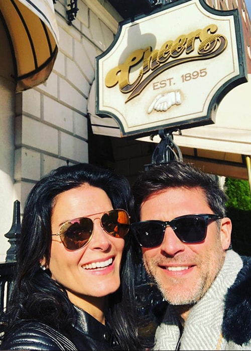 Angie Harmon poikaystävänsä Greg Vaughanin kanssa Instagram -selfiessä lokakuussa 2018