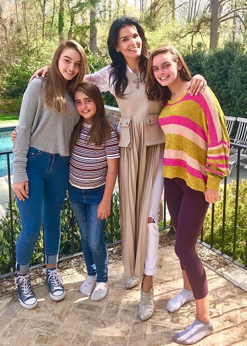 Η Angie Harmon με τα παιδιά της όπως φαίνεται στο προφίλ της στο Instagram τον Απρίλιο του 2018