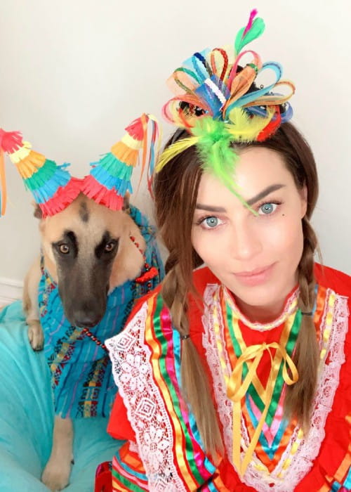 Lauren German so svojim psom, ako ich bolo možné vidieť v máji 2019