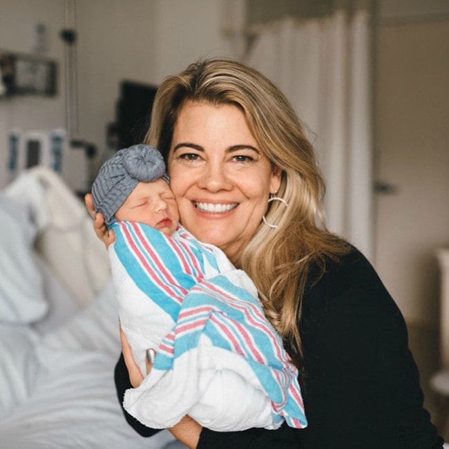 Η Lisa Whelchel με την εγγονή της όπως φαίνεται τον Νοέμβριο του 2019