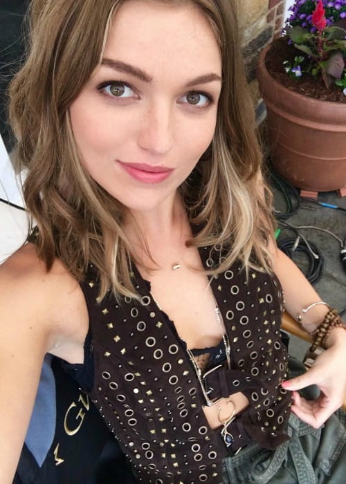 Lili Simmons i en selfie set i oktober 2018