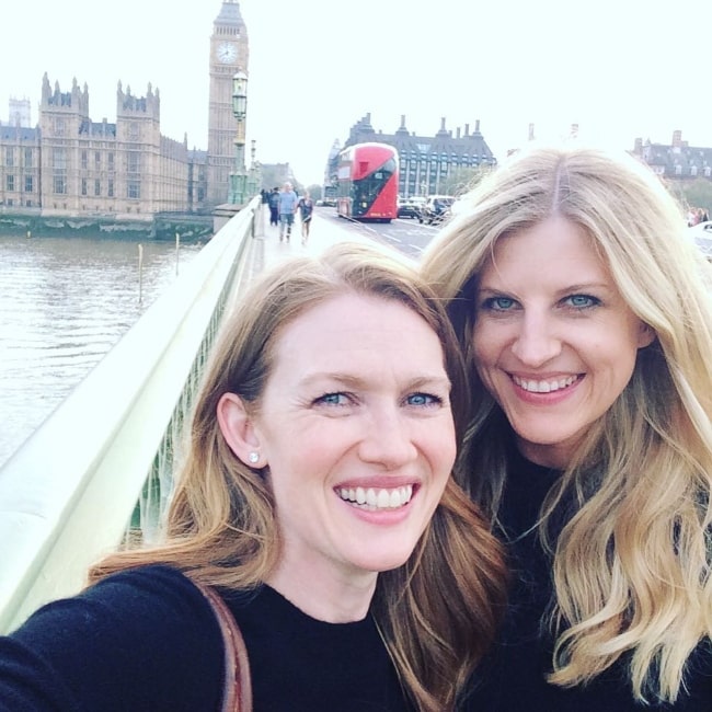 Η Mireille Enos (Αριστερά) όπως φαίνεται ενώ έβγαζε μια selfie μαζί με τη Μόλυ στο Λονδίνο, Αγγλία, Ηνωμένο Βασίλειο τον Μάιο του 2016