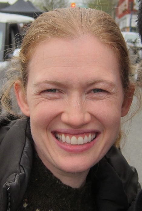 Mireille Enos nähdään hymyillen kameralle kuvattuaan kohtauksen elokuvassa The Killing maaliskuussa 2012