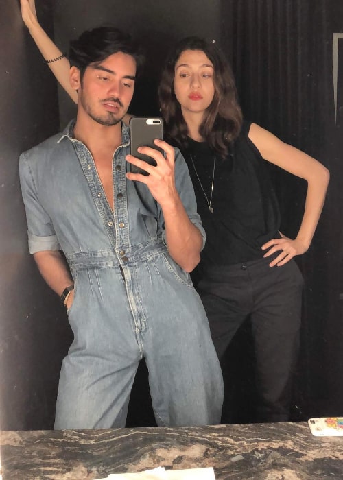 Katie Findlay poserer til en spejl-selfie sammen med Alejandro Quinteros i december 2018
